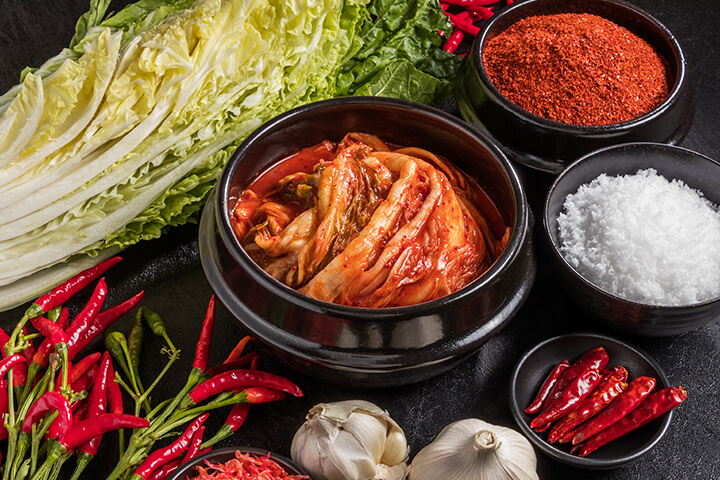 Recette de kimchi, un plat d’accompagnement coréen de chou fermenté avec ail et poireaux