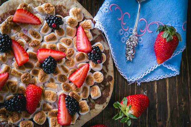 Recette de pizza dessert sucrée au chocolat, aux guimauves et aux fraises