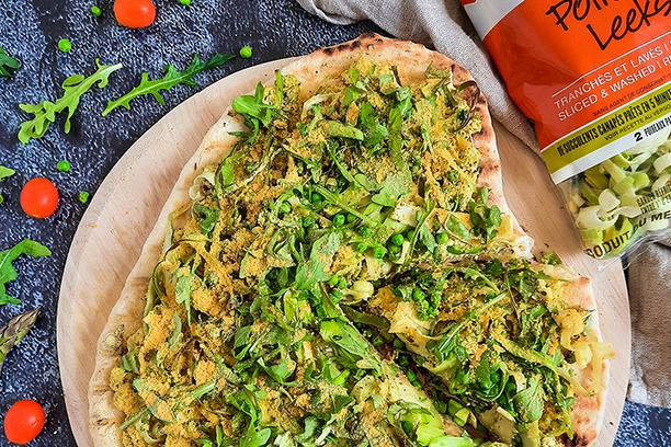 Recette de pizza maison au BBQ avec ricotta d'asperges et poireaux tranchés Les Cultures de chez nous