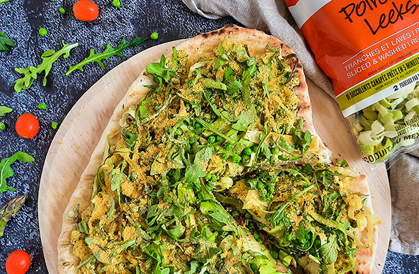 Recette de pizza verte au BBQ avec une garniture de ricotta d’asperges des poireaux tranchés