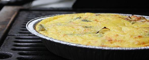 Recette de quiche aux asperges et aux poireaux cuite sur le BBQ