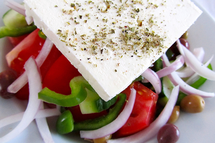 Recette de salade grecque traditionnelle pour cuisiner grec chez soi