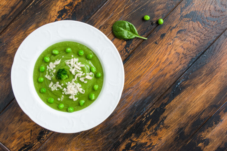 Soupe verte à base de poireaux, fèves, pois gourmands, haricots verts et copeaux de Parmesan.