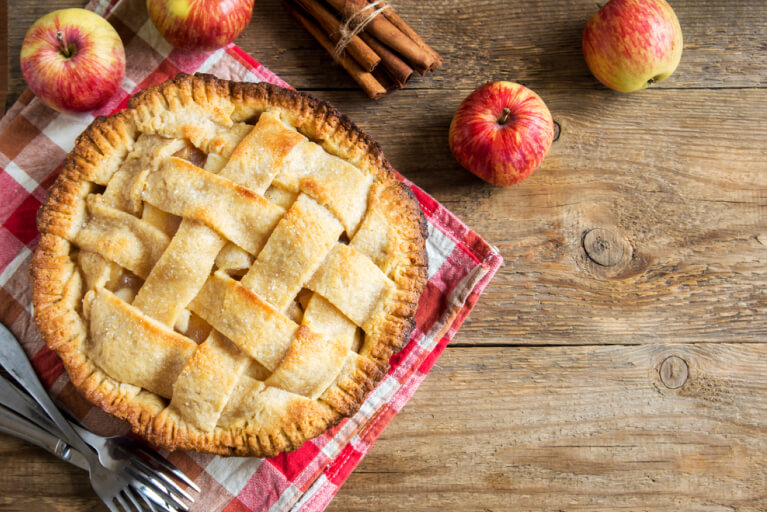 Recette de tarte aux pommes avec la pâtes en treillis sur le dessus