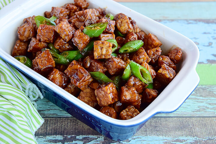 Recette avec du tempeh dans une sauce hoisin pour accompagner des vermicelles de riz