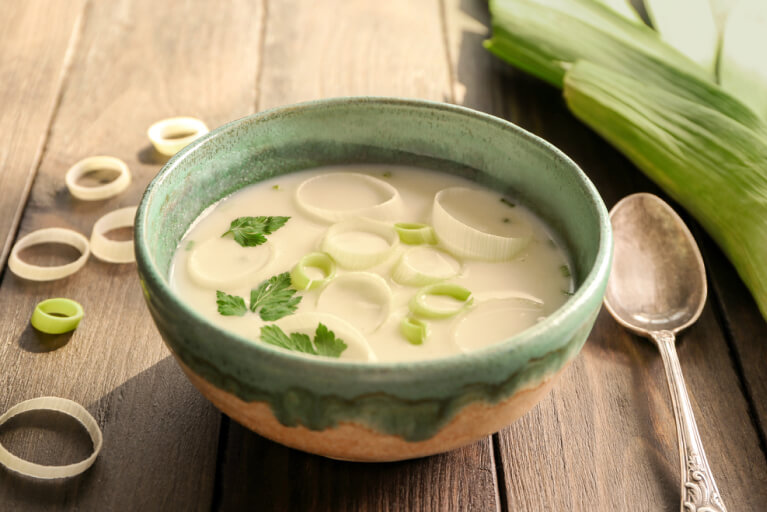 Un bol de soupe traditionnelle de poireaux et persil frais pour décorer.