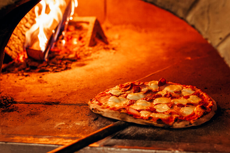 Restaurant à Drummondville avec pizza cuite dans un four à bois