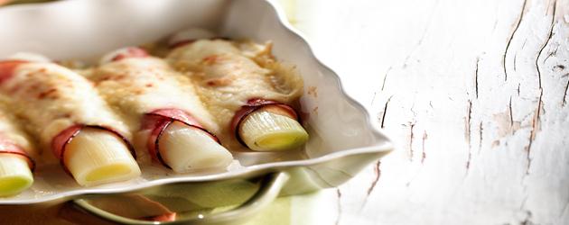 Roulés de blancs de poireaux nappés de sauce béchamel