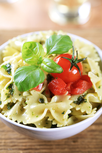 Salade de pâte, tomates et feuilles de basilic