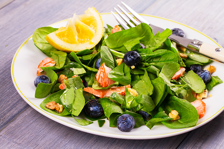 Salade d’épinards aux bleuets, feta et saumon