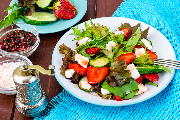 Salade d'été de mesclun, fraises, vinaigrette balsamique et poivre rose