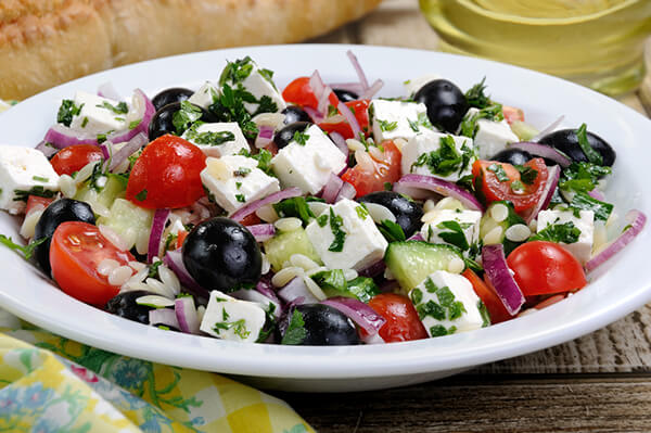 Salade grecque avec tofu, recette santé facile à faire à la maison