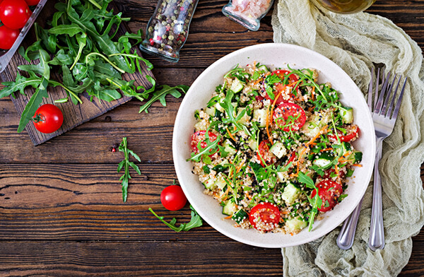 Salade au quinoa et légumes, recette santé facile