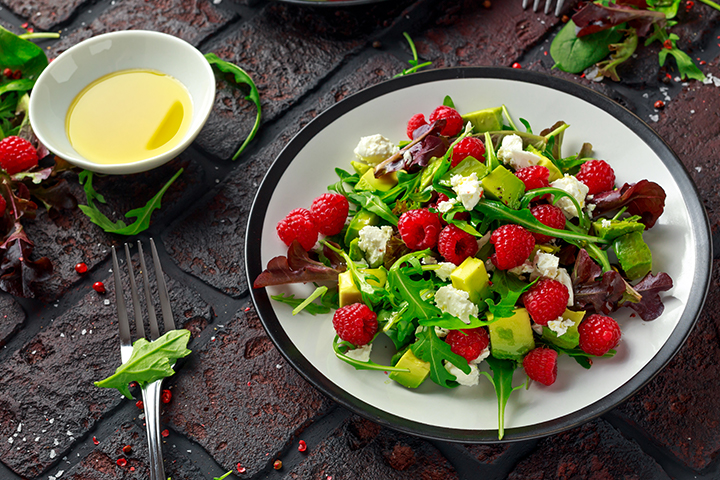 Salade de roquette avec framboises, feta et avocat et vinaigrette citron-moutarde