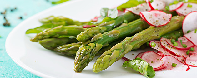 Salade tiède d’asperges avec ciboulette, citron et radis tranchés minces