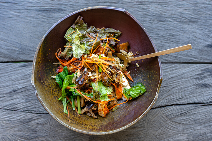 Salade végan colorée avec légumes et tempeh