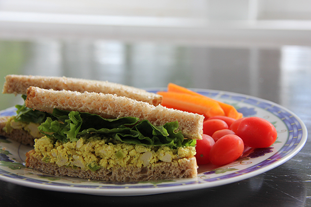 Sandwich à la salade de tofu avec cornichons sucrés, aneth, curcuma, mayonnaise, et moutarde de Dijon