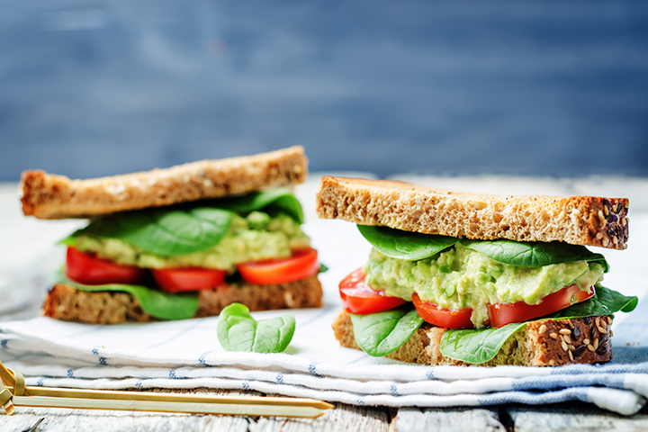 Sandwich aux tomates et à l'avocat