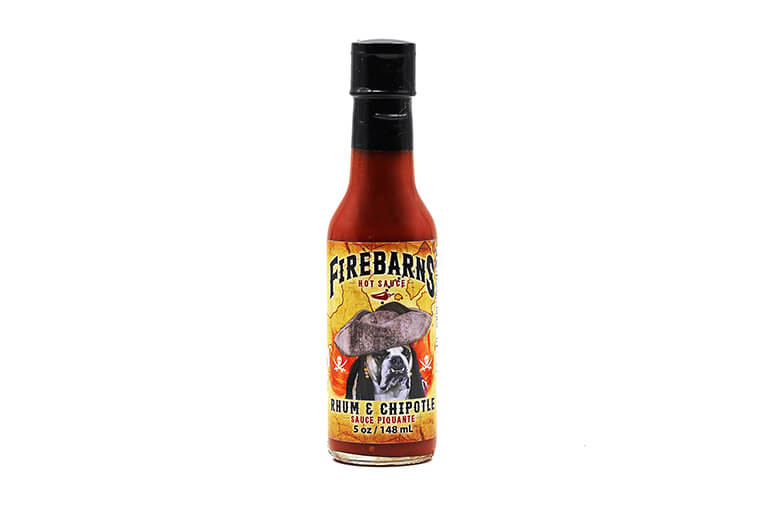 Une bouteille de sauce Rhum et Chipotle Firebarns avec un chien dessus pour ajouter du piquant à vos burgers