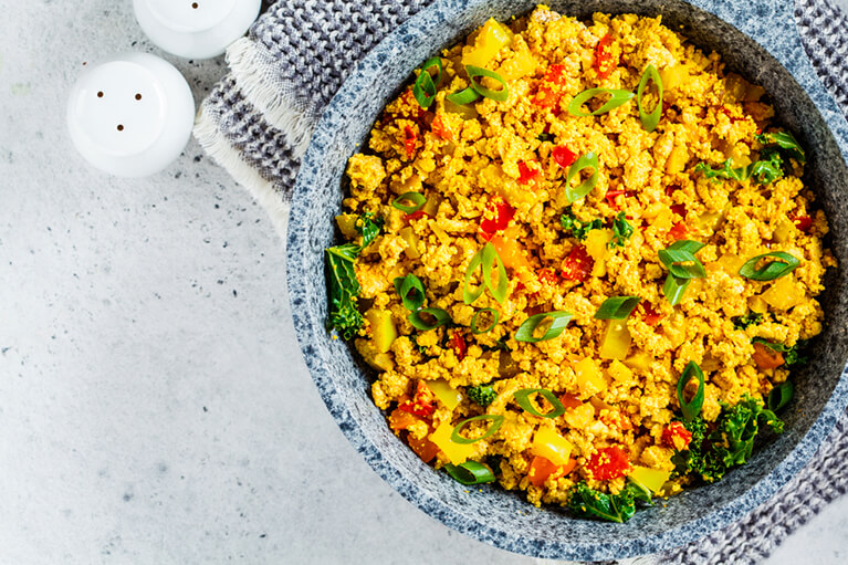 Une assiette de tofu brouillé végane.