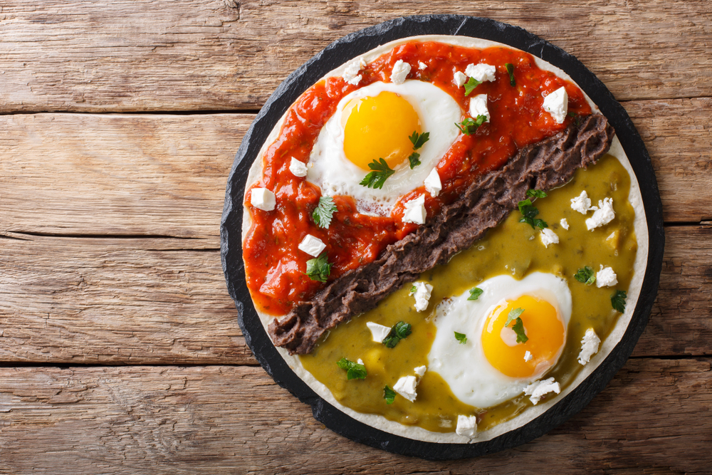 Repas guatémaltèque avec des tortillas de maïs accompagnées de haricots frits ou en purée, d'œufs, de salsa et de guacamole