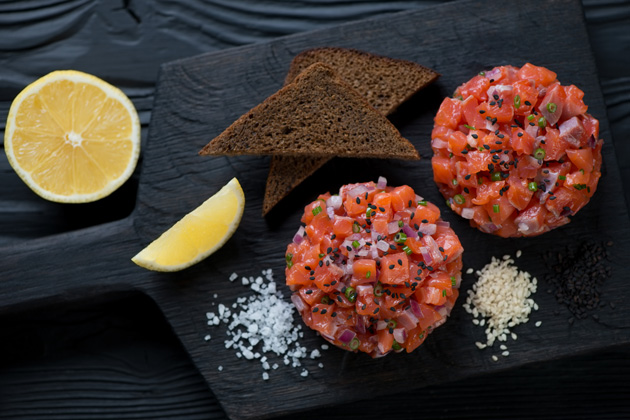 Tartare de saumon avec croûtons et citron