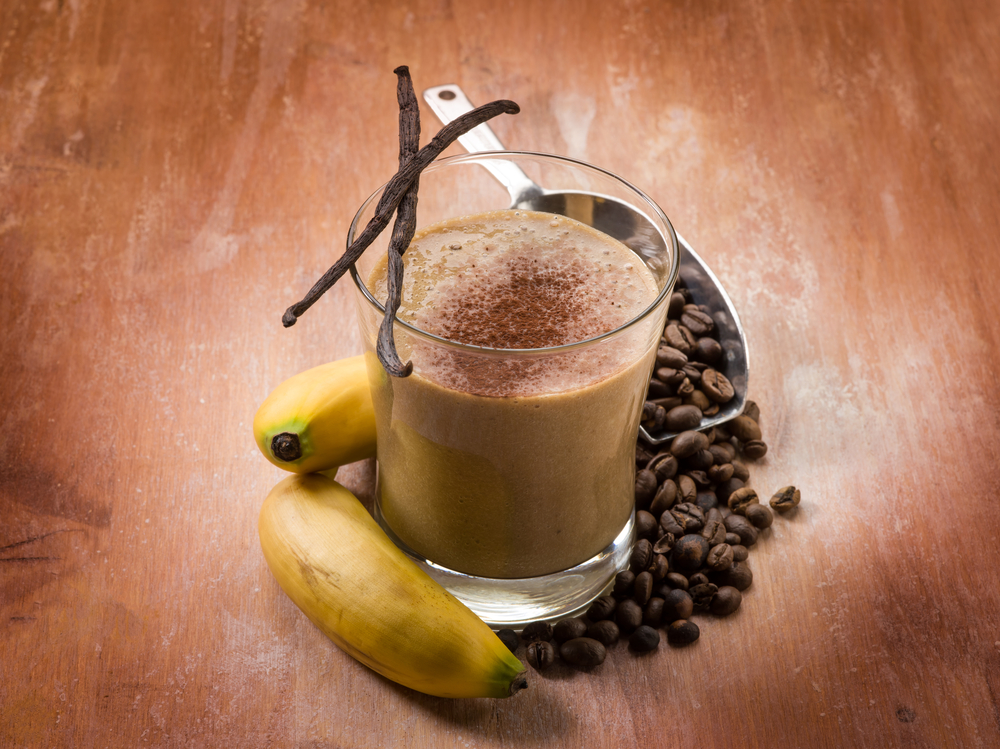 Smoothie banane, lait, café et sirop d'érable