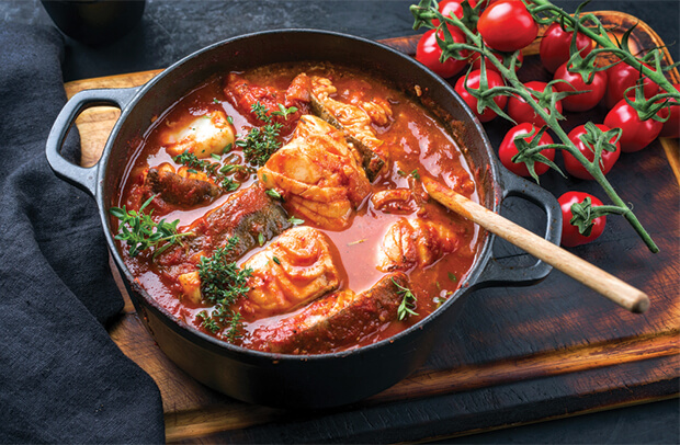 Soupe de poisson brésilienne ou moqueca avec des poireaux tranchés à la place de l'oignon