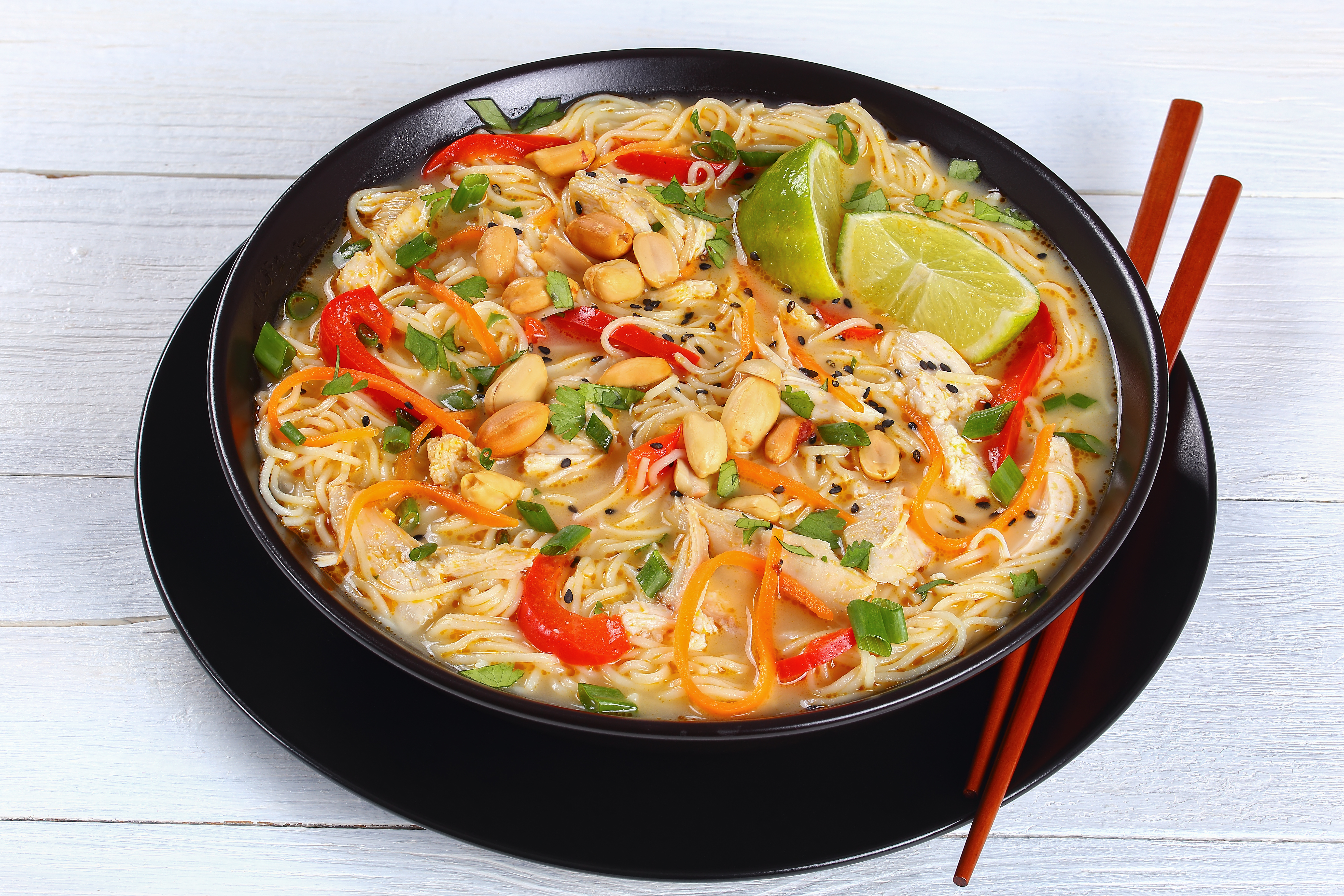 Soupe-repas épicée au poulet et lait de coco avec gingembre, poivron et jus de lime