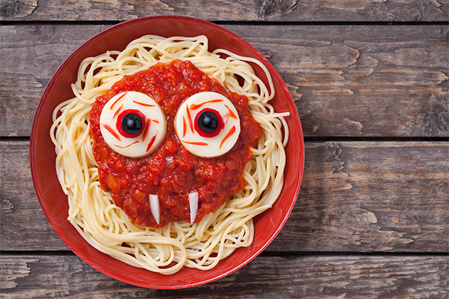 Spaghetti avec visage de vampire pour l’Halloween