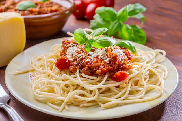 Spaghetti au jambon, sauce tomates et café