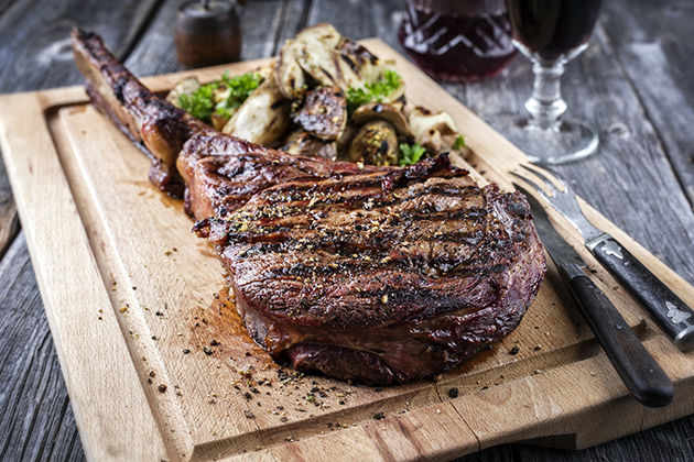 Steak tomahawk cuit avec légumes