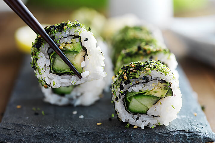 Sushis végétaliens au kale et à l'avocat