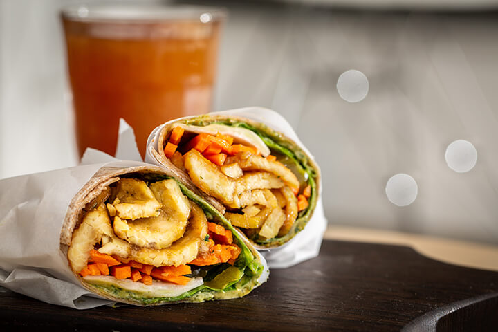 Tacos au tempeh au sirop d'érable avec flocons d'algue et mayonnaise à l'avocat