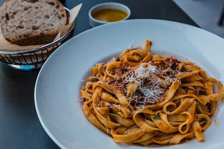 Tagliatelle maison avec sauce ragù italienne et fromage parmesan râpé