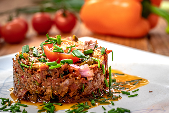 Tartare de boeuf aux bleuets, basilic et moutarde de dijon