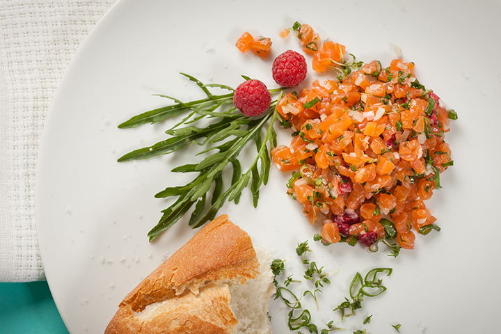 Tartare de saumon aux framboises, fenouil et citron avec croûton et herbes