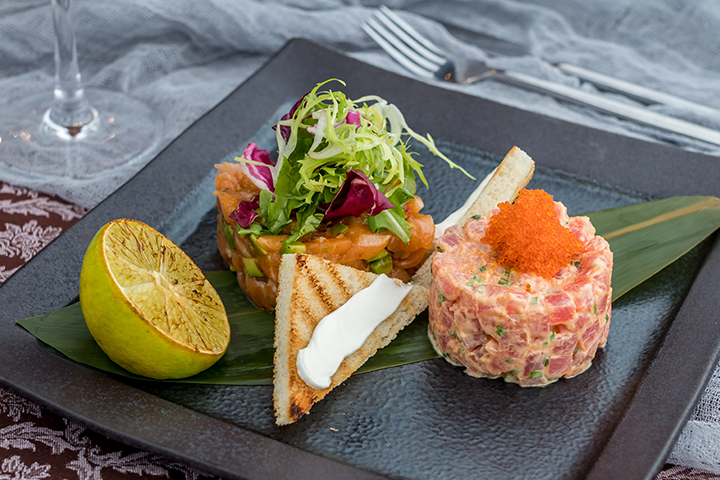 Duo de tartares de saumon et de thon avec fraises et croutons