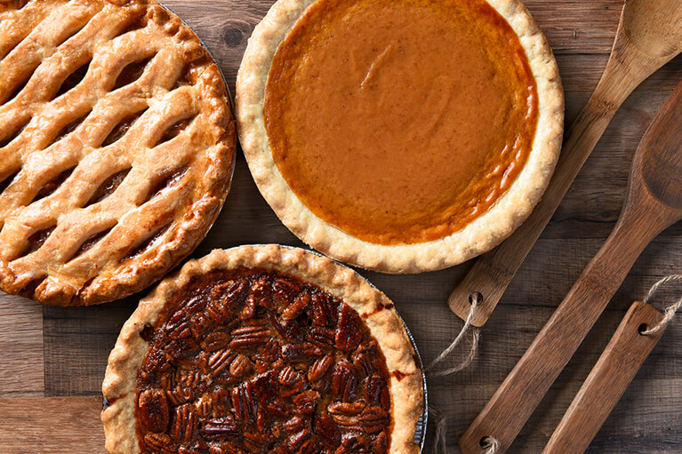 Vue de dessus sur trois desserts véganes, dont une tarte au sucre