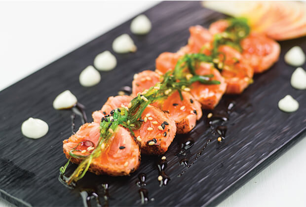 Tataki de saumon avec une sauce ponzu faite maison