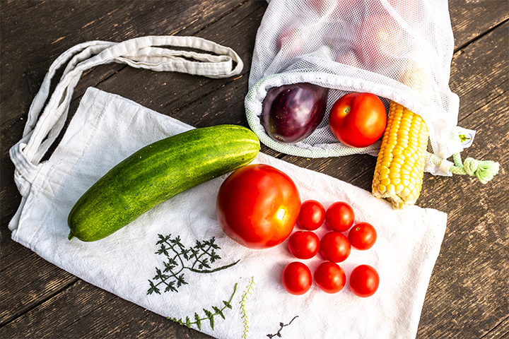 Trucs zéro déchet : utiliser des sacs en coton lavables pour transporter ses fruits et légumes