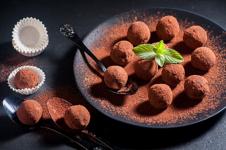 Truffes véganes à la noix de coco comme dessert végétalien à Noël