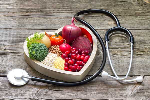 Fruits et légumes dans un cœur entouré d'un stéthoscope