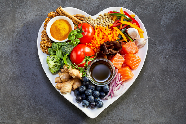 Plat en forme de cœur rempli de fruits et de légumes pour maintenir une bonne santé