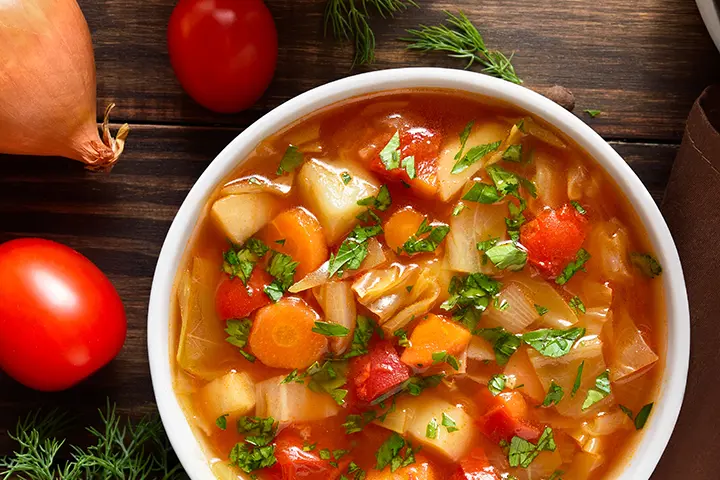 Recette de soupe aux légumes style paysanne avec du chou, des carottes, des pommes de terre, des tomates et des poireaux
