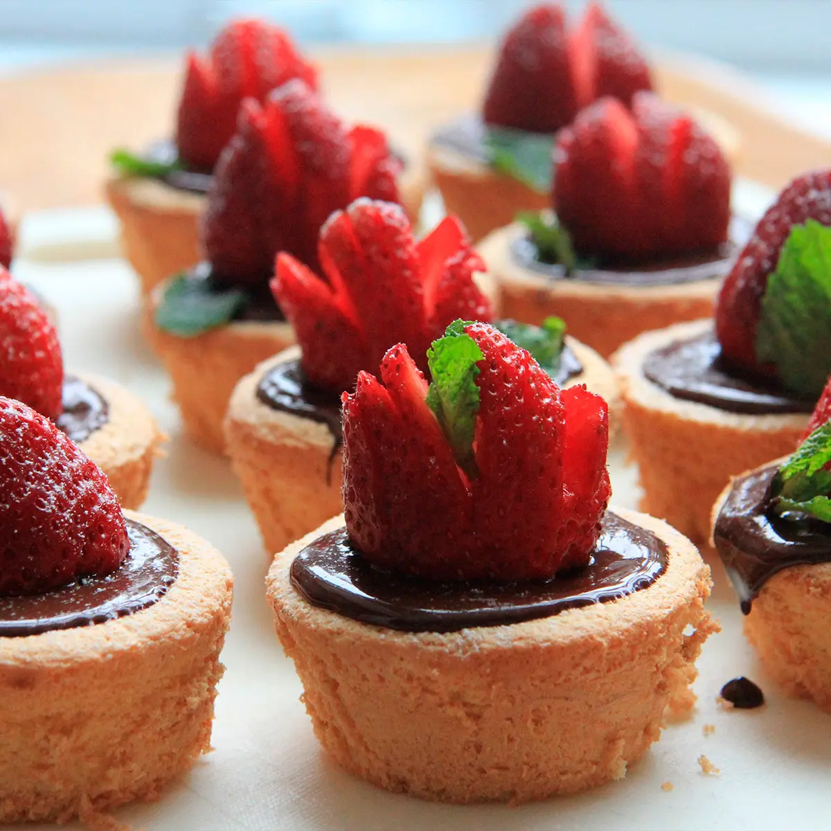 Almonds mini-cakes, strawberries and dark chocolate for diabetics