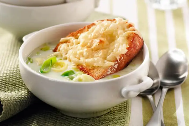 Soupe aux poireaux avec tranche de pain gratinée au four pour remplacer la soupe à l’oignon classique