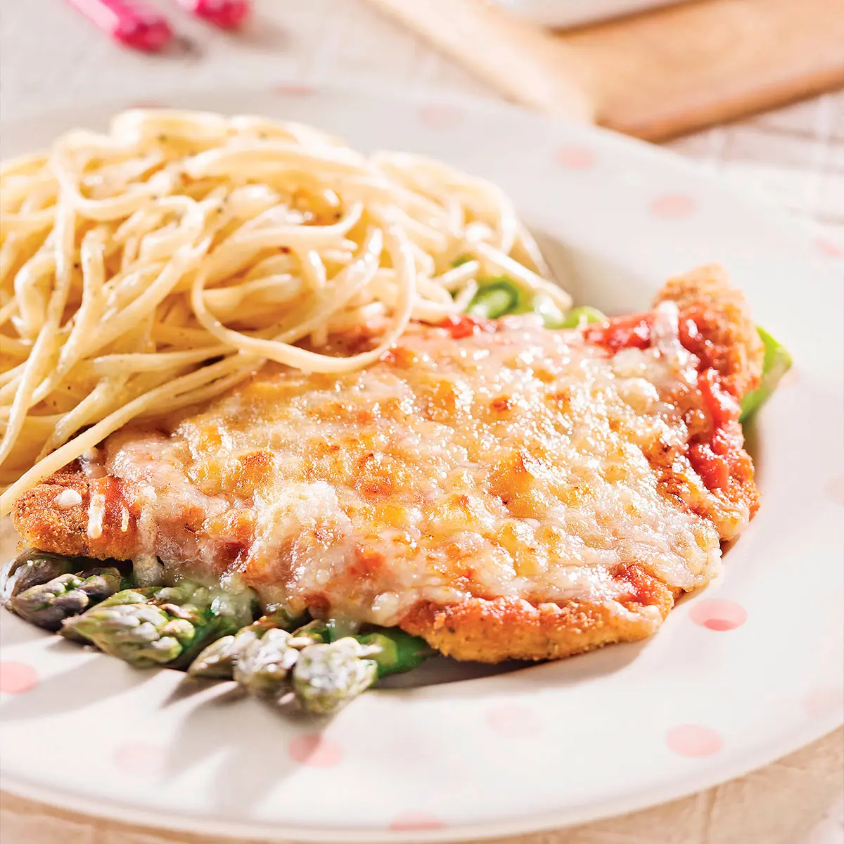 Escalopes de veau parmigiana et asperges grillées 