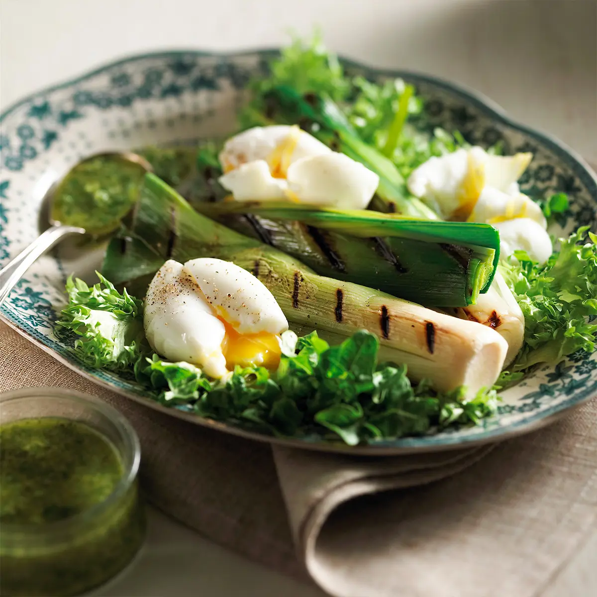 Salade de poireaux grillés, œufs mollets