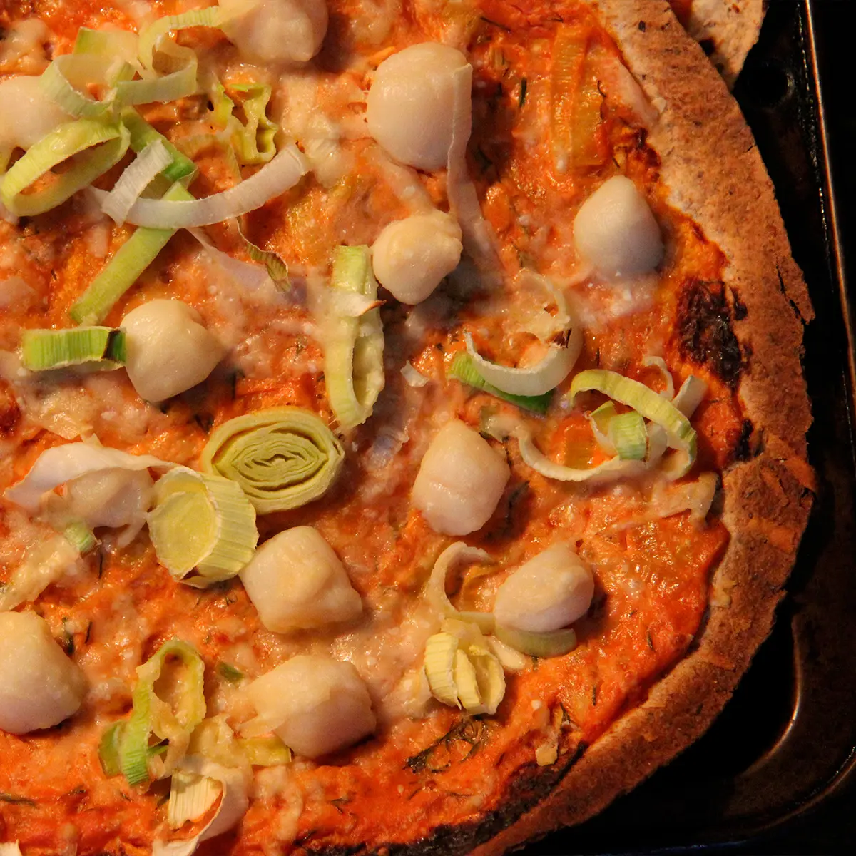Leeks and scallops thin crust pizza, healthy version
